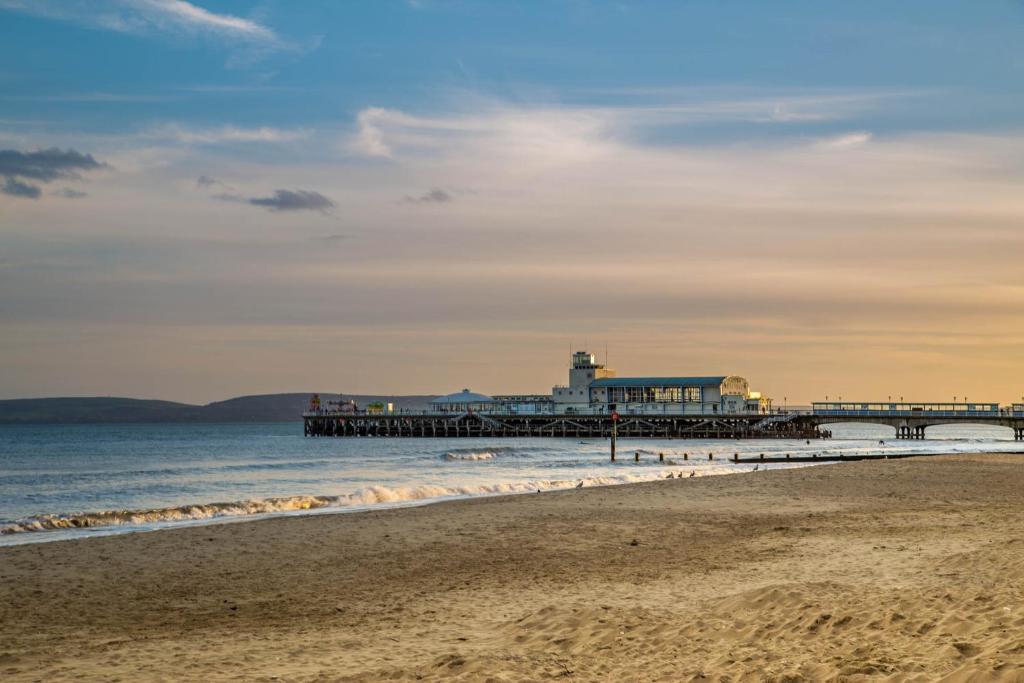 Готель Balincourt Борнмут Екстер'єр фото The pier at sunset